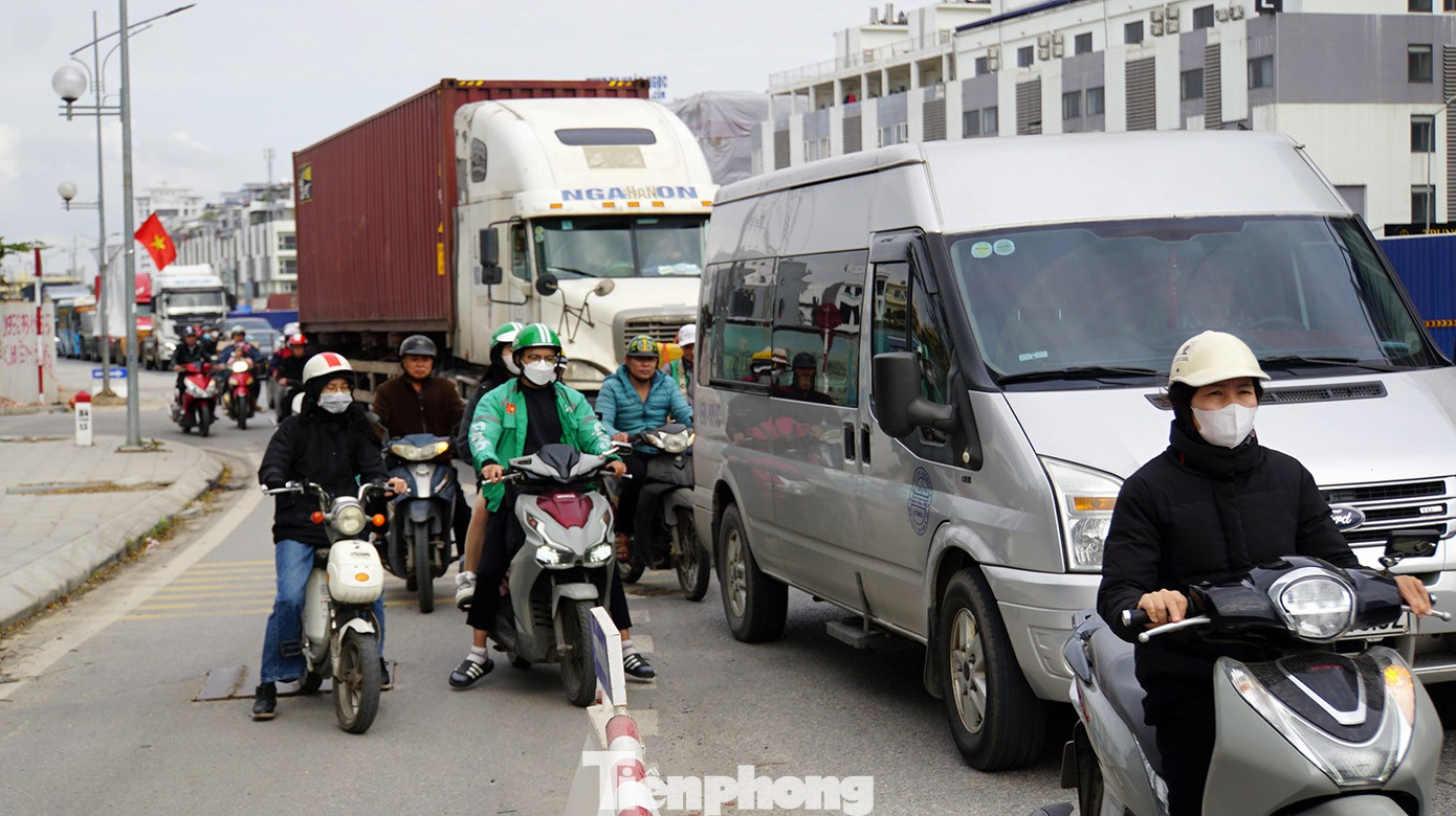 Lắp đèn chiếu sáng cho người dân qua công trường giao thông đẹp nhất Hải Phòng ngày Tết - Ảnh 12