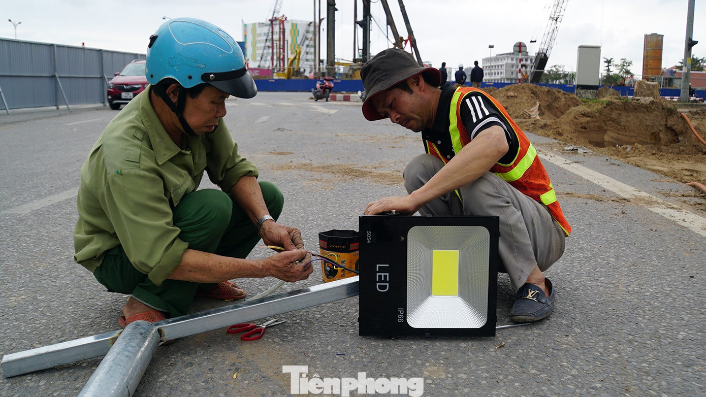 Lắp đèn chiếu sáng cho người dân qua công trường giao thông đẹp nhất Hải Phòng ngày Tết - Ảnh 9