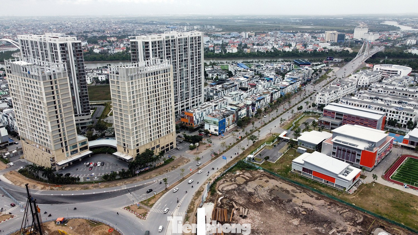 Lắp đèn chiếu sáng cho người dân qua công trường giao thông đẹp nhất Hải Phòng ngày Tết - Ảnh 16