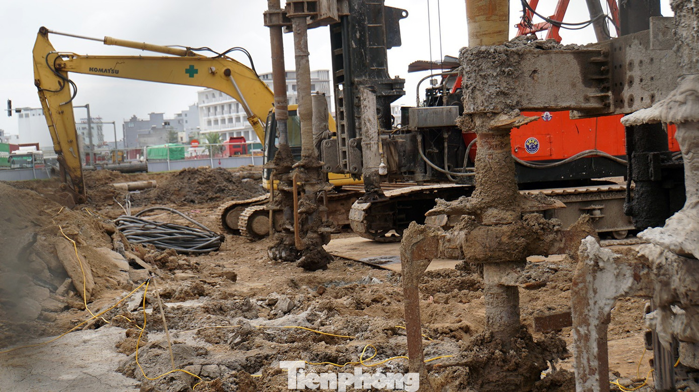 Lắp đèn chiếu sáng cho người dân qua công trường giao thông đẹp nhất Hải Phòng ngày Tết - Ảnh 4