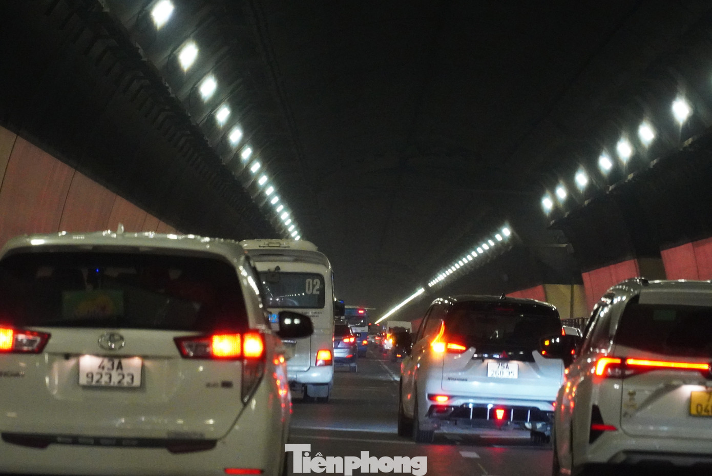 Ô tô nối đuôi bò trên quốc lộ qua miền Trung - Ảnh 14