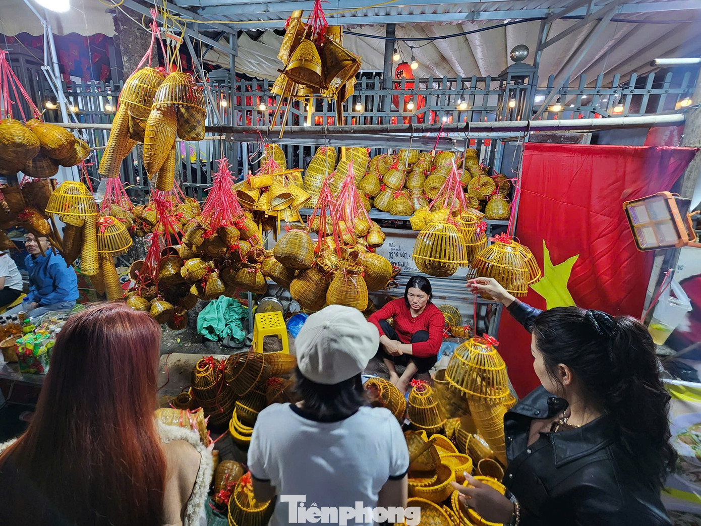 Hàng vạn người 'mua may, bán rủi' xuyên đêm tại phiên chợ lớn nhất Bắc Bộ - Ảnh 4