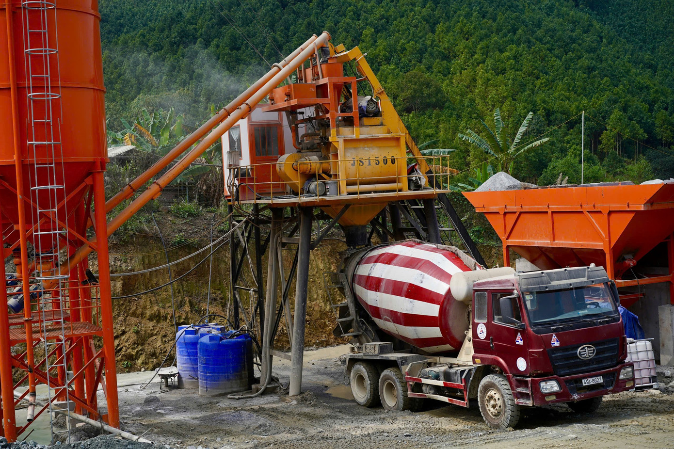 Toàn cảnh công trường mở rộng cao tốc Nội Bài – Lào Cai sau kỳ nghỉ Tết - Ảnh 3