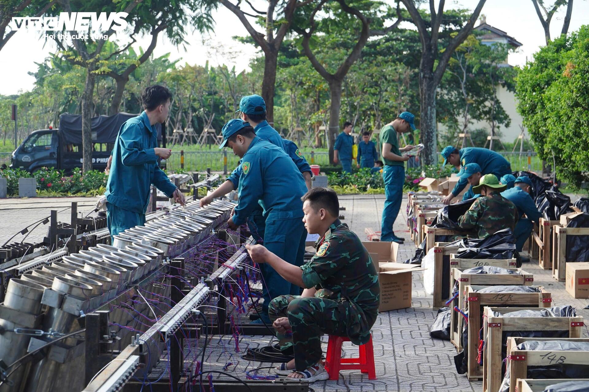 Cận cảnh trận địa pháo hoa ở TP.HCM sẵn sàng khai hỏa đón giao thừa - Ảnh 8