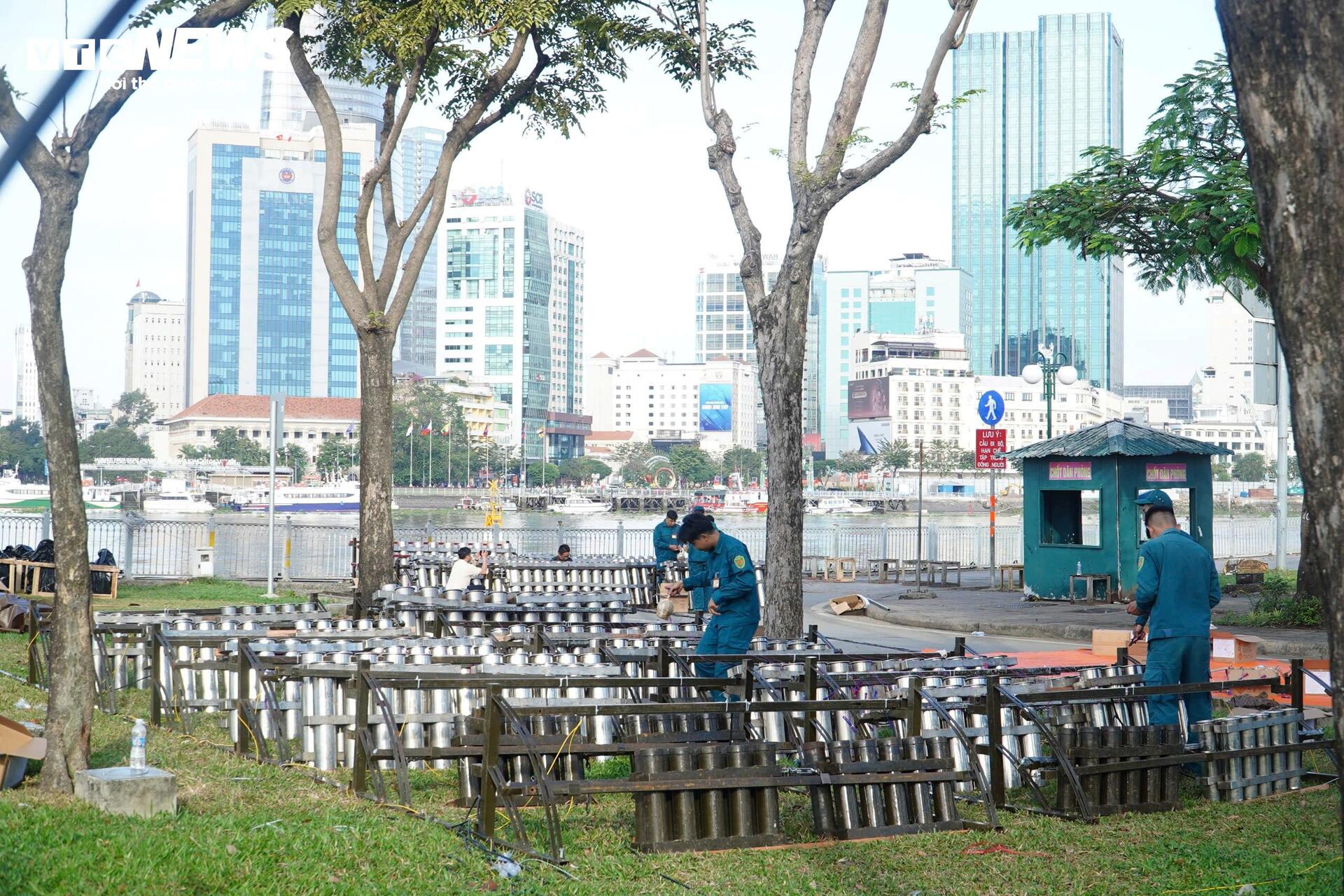 Cận cảnh trận địa pháo hoa ở TP.HCM sẵn sàng khai hỏa đón giao thừa - Ảnh 7