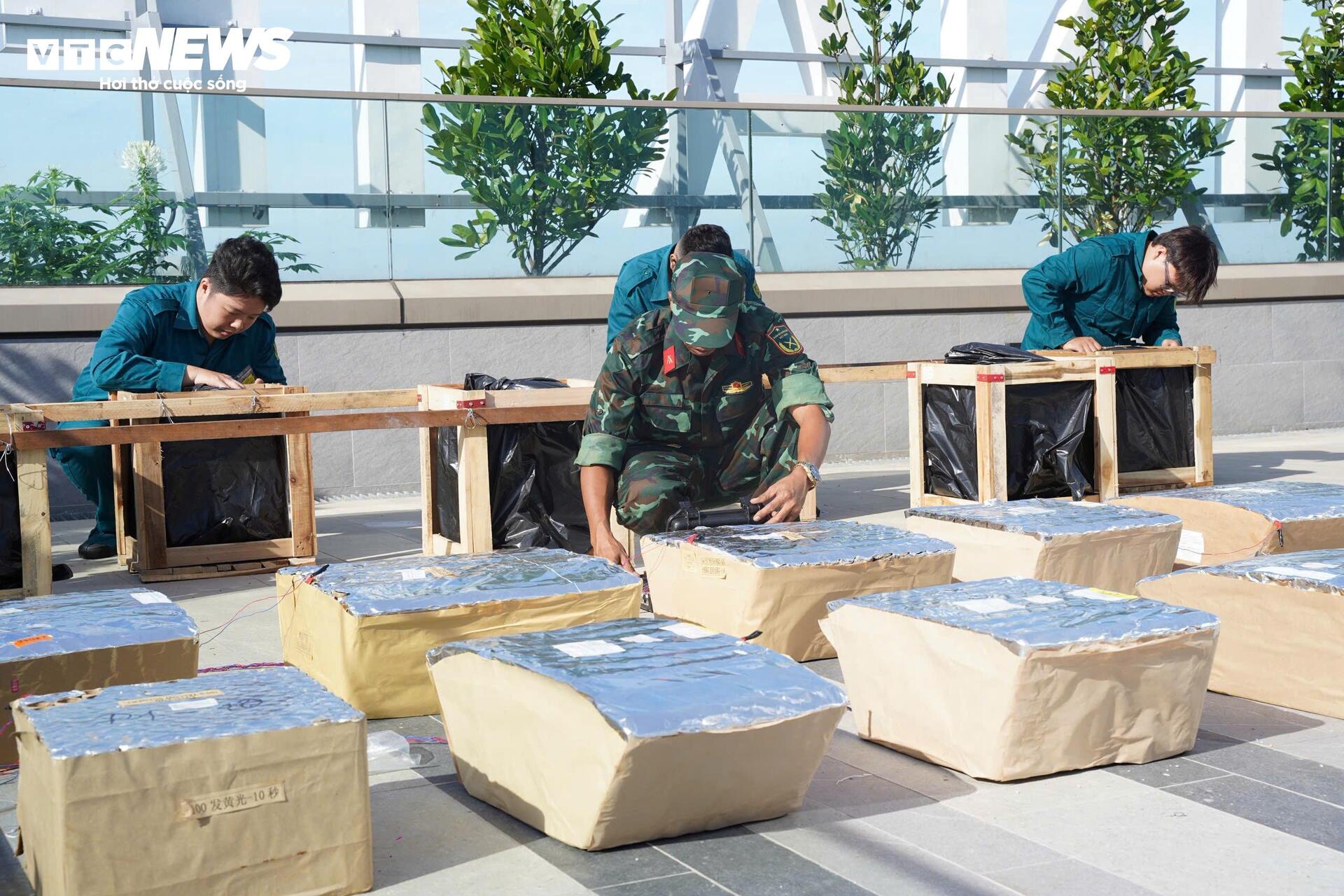 Cận cảnh trận địa pháo hoa ở TP.HCM sẵn sàng khai hỏa đón giao thừa - Ảnh 11