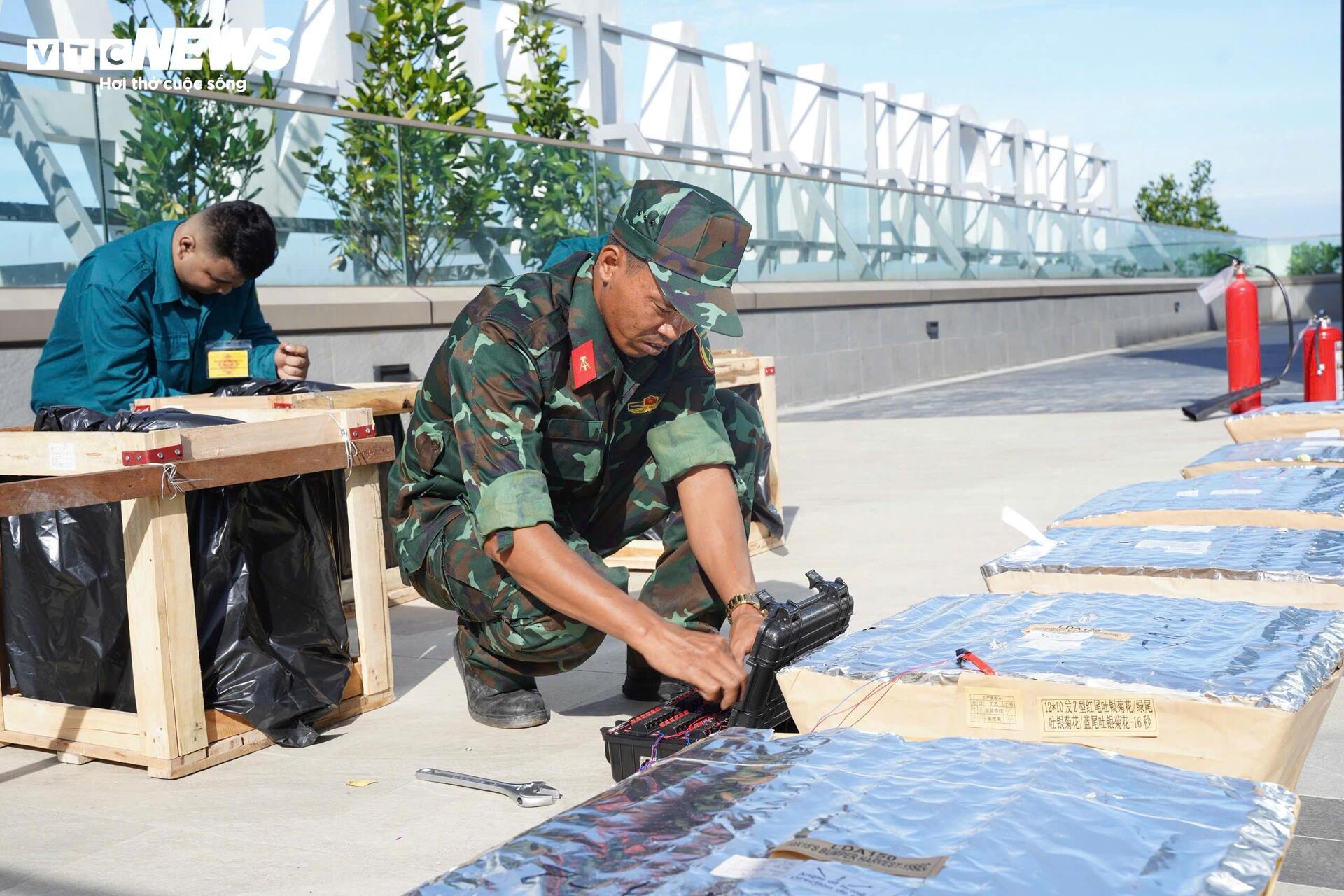 Cận cảnh trận địa pháo hoa ở TP.HCM sẵn sàng khai hỏa đón giao thừa - Ảnh 19