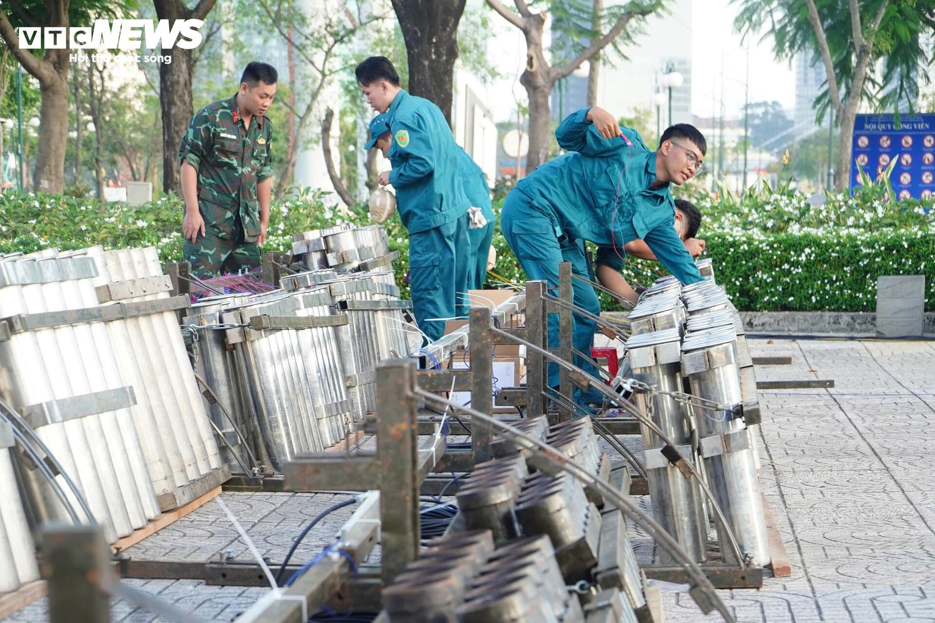 Cận cảnh trận địa pháo hoa ở TP.HCM sẵn sàng khai hỏa đón giao thừa - Ảnh 3