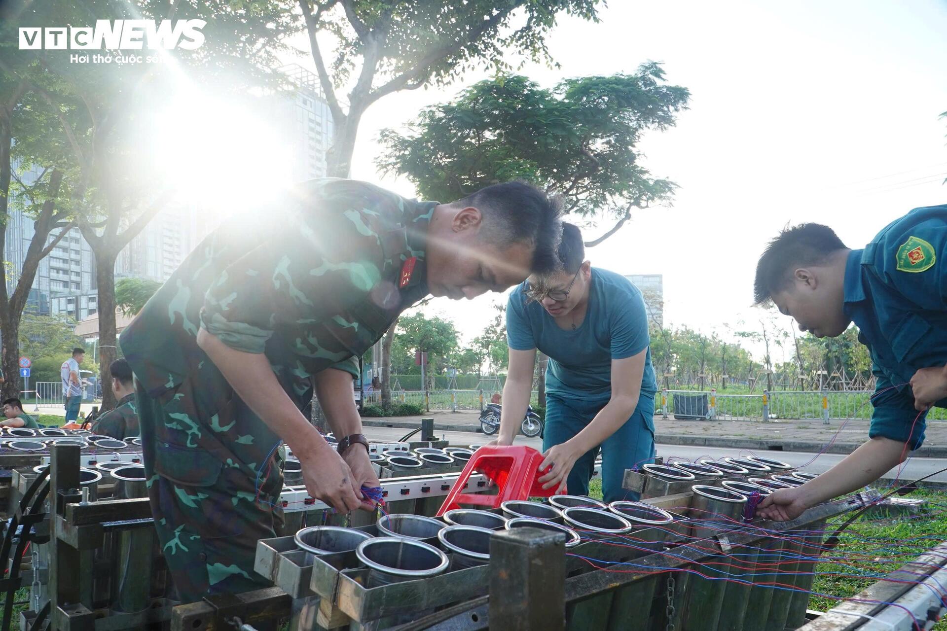 Cận cảnh trận địa pháo hoa ở TP.HCM sẵn sàng khai hỏa đón giao thừa - Ảnh 2