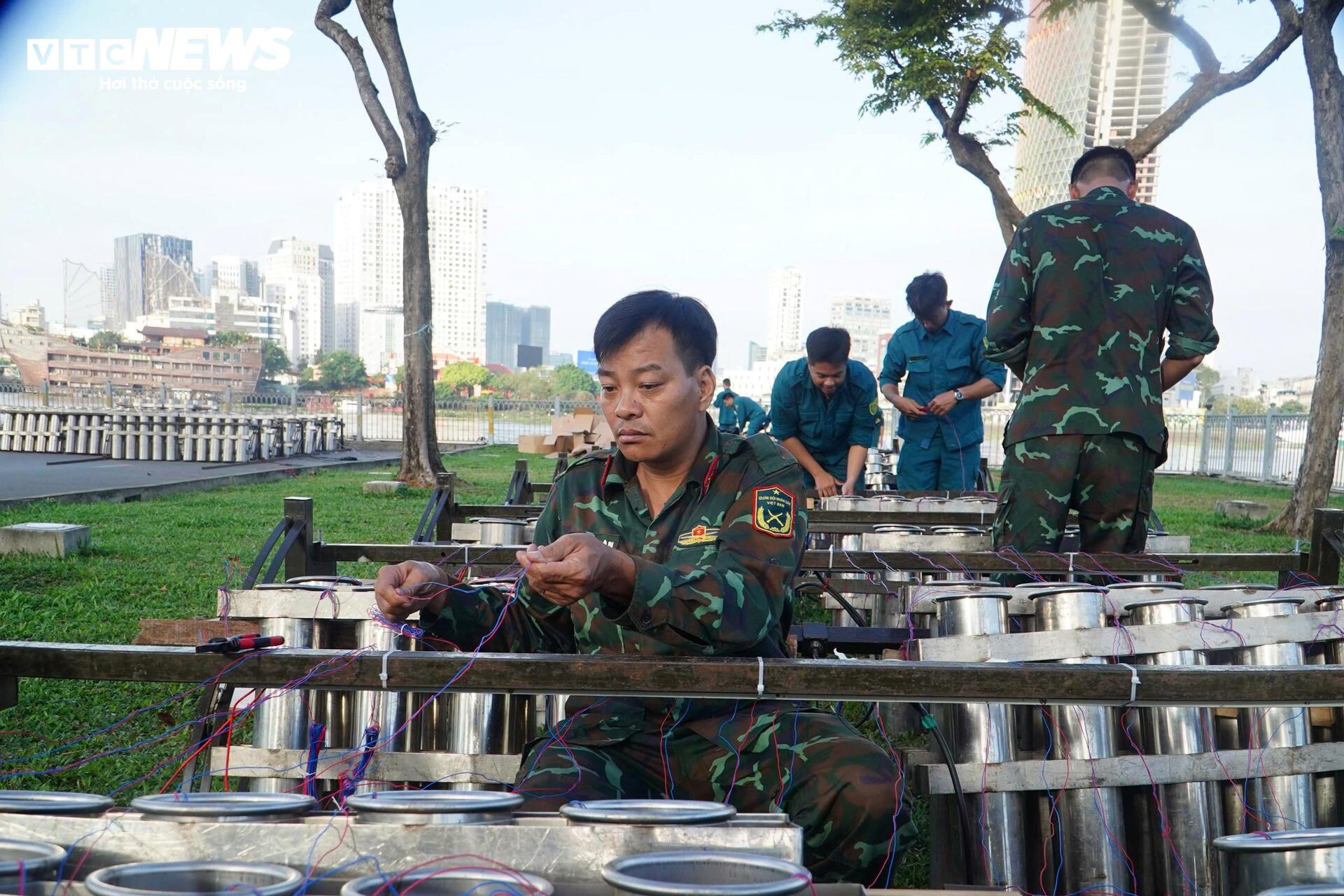 Cận cảnh trận địa pháo hoa ở TP.HCM sẵn sàng khai hỏa đón giao thừa - Ảnh 4