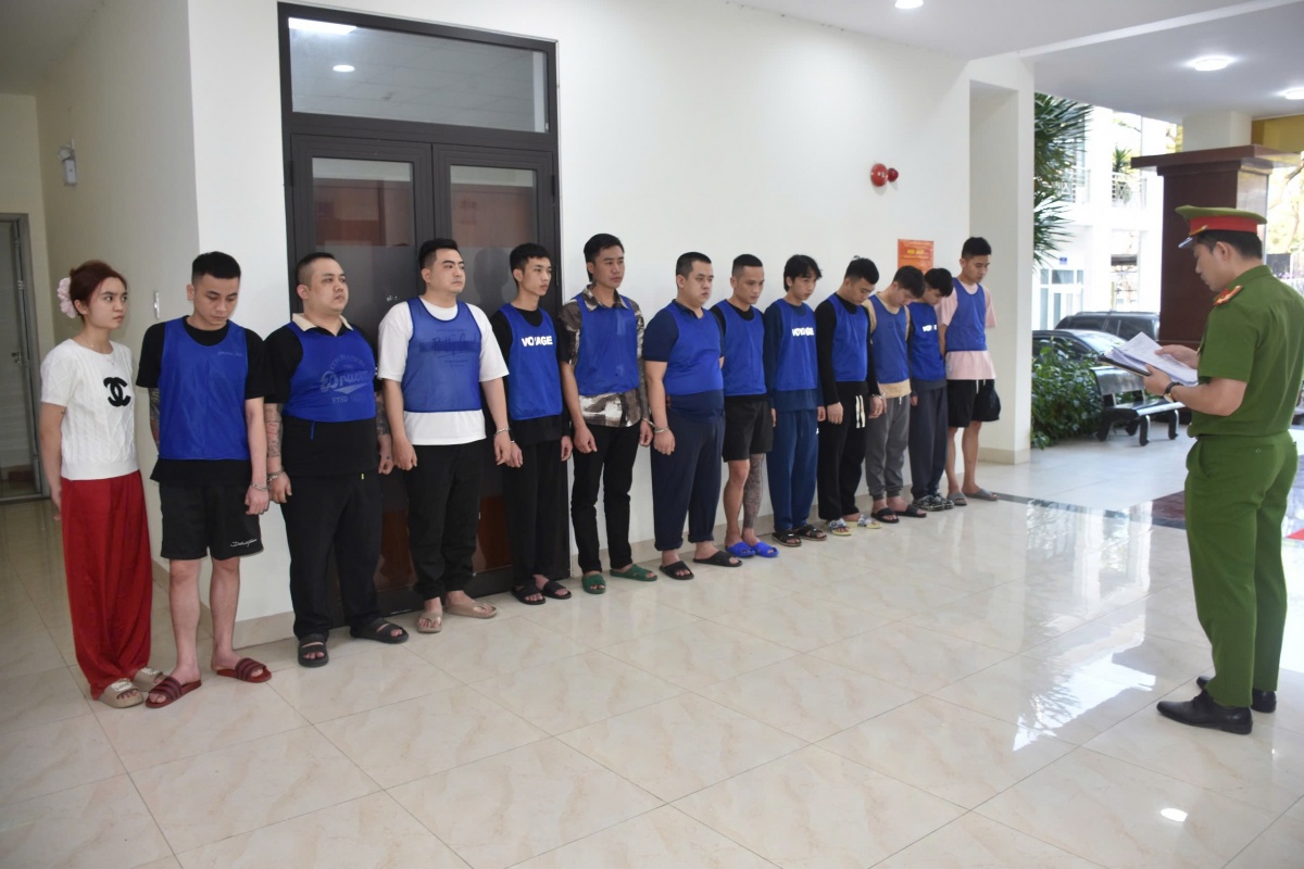 Triệt phá đường dây giả mạo nhân viên ngân hàng lừa đảo gần 100 tỷ đồng - Ảnh 1