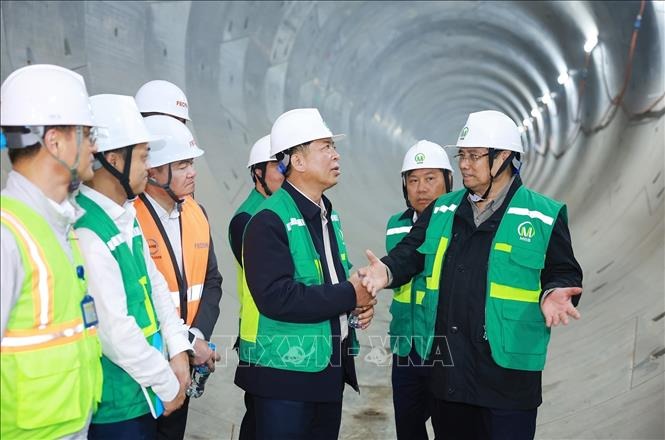 Thủ tướng: Quy hoạch phát triển ngành đường sắt với tầm nhìn trên 100 năm - Ảnh 1