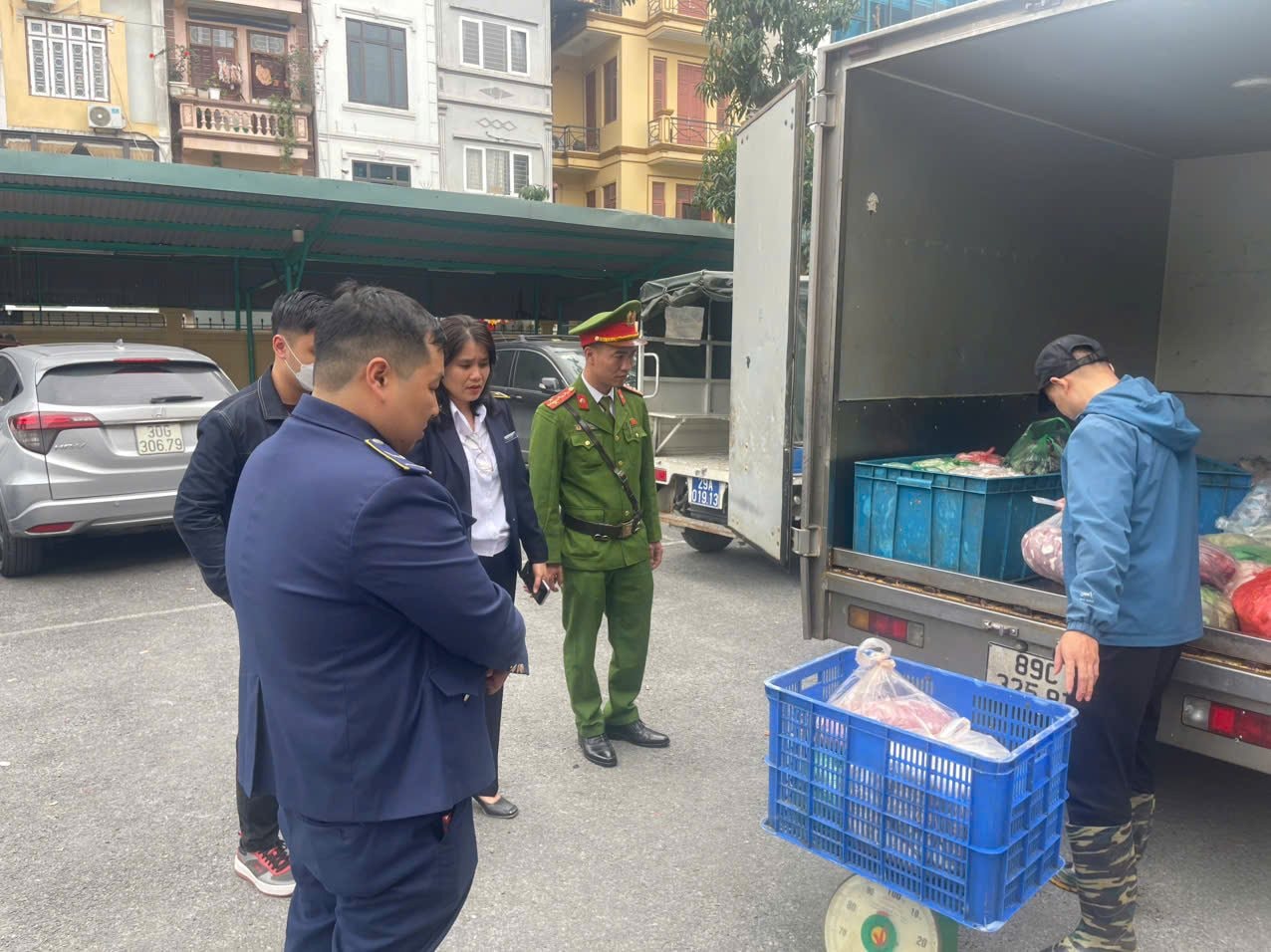 Phát hiện xe tải màu xám lạ, công an Việt Nam lập tức theo dõi giám sát - Ảnh 3