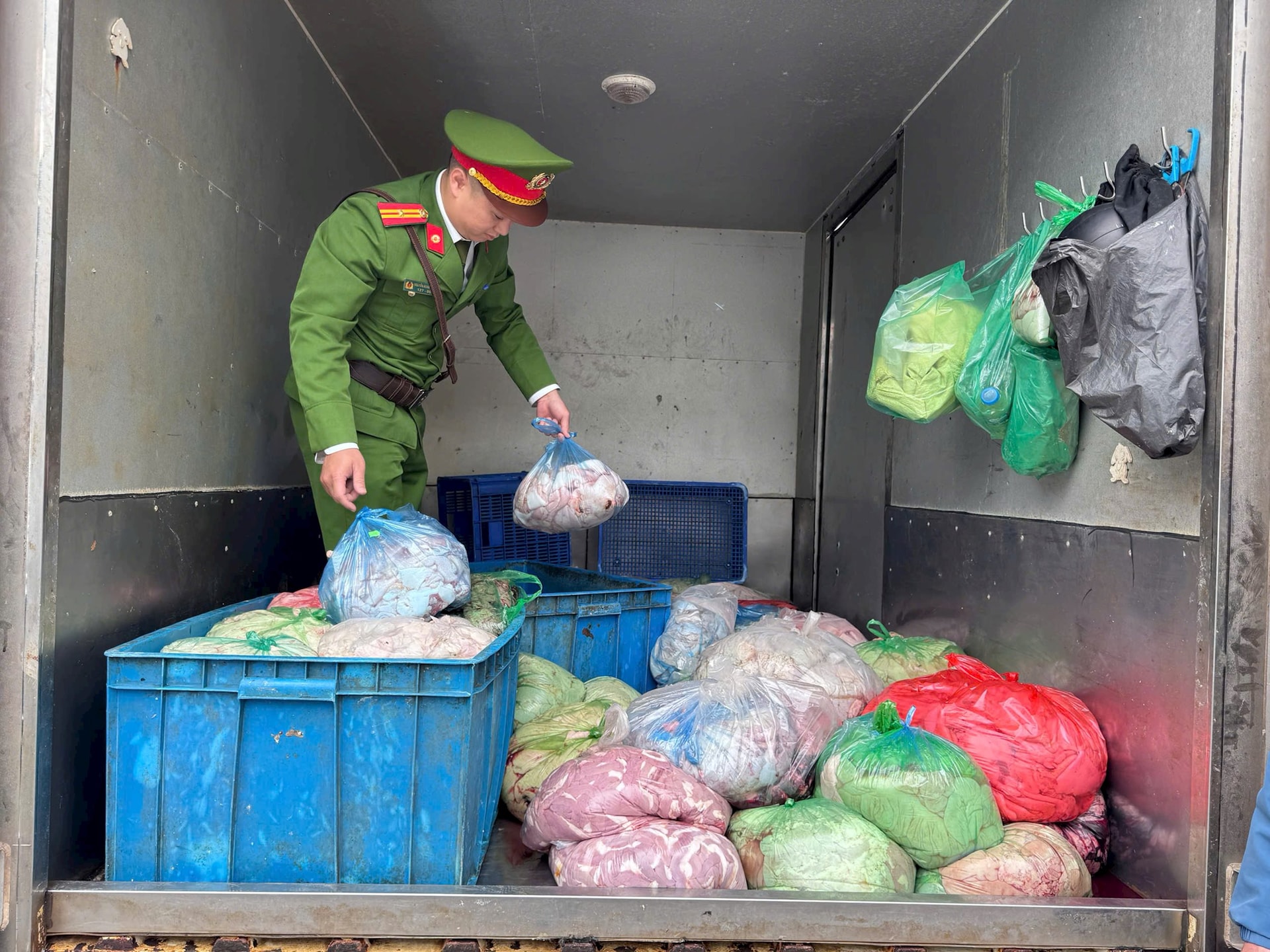 Phát hiện xe tải màu xám lạ, công an Việt Nam lập tức theo dõi giám sát - Ảnh 2