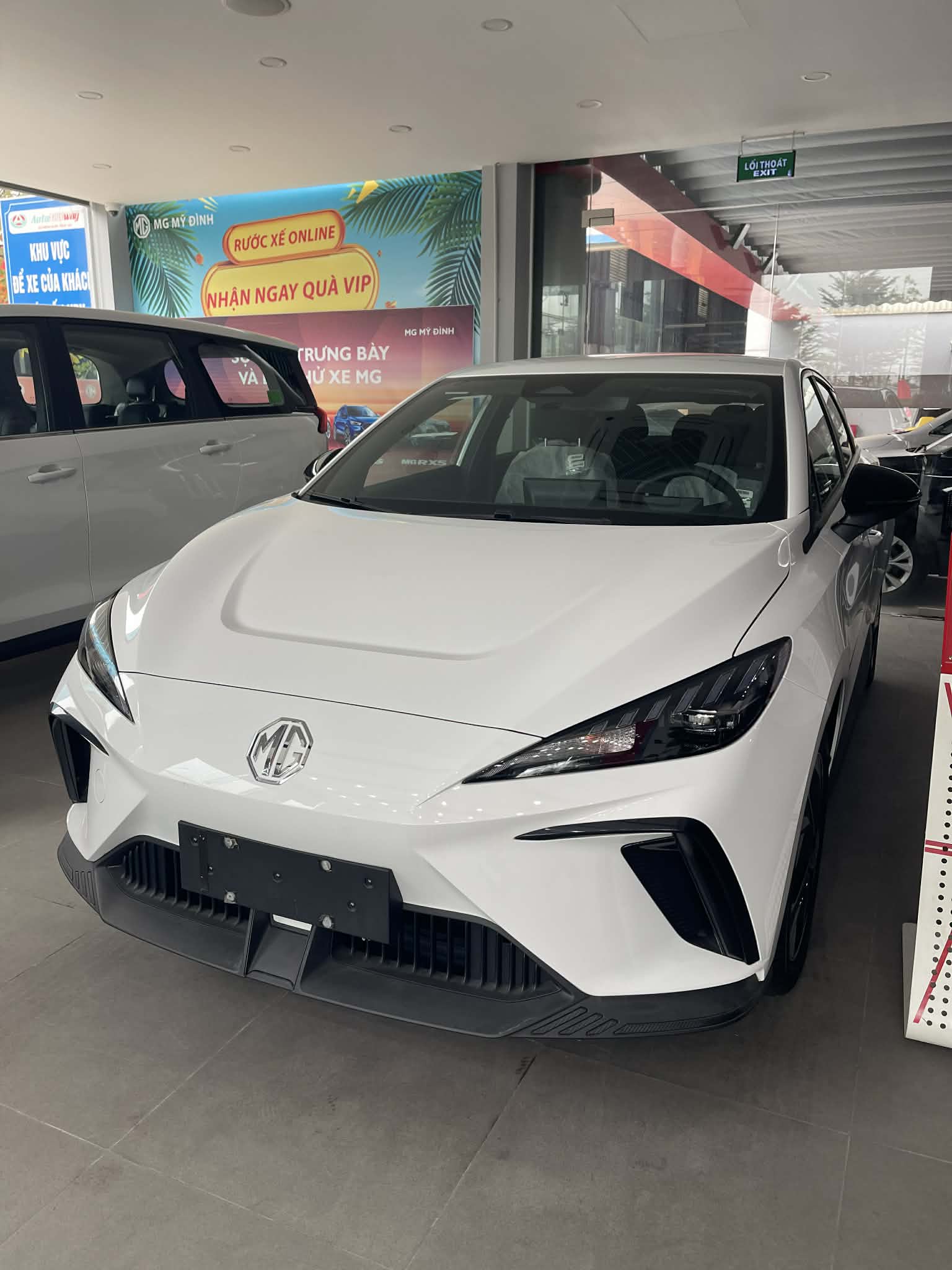 Đại lý xả kho MG4, giảm sốc kỷ lục 328 triệu đồng: Giá thực tế chỉ 620 triệu, rẻ ngang Kia Sonet, đấu Mitsubishi Xforce - Ảnh 2