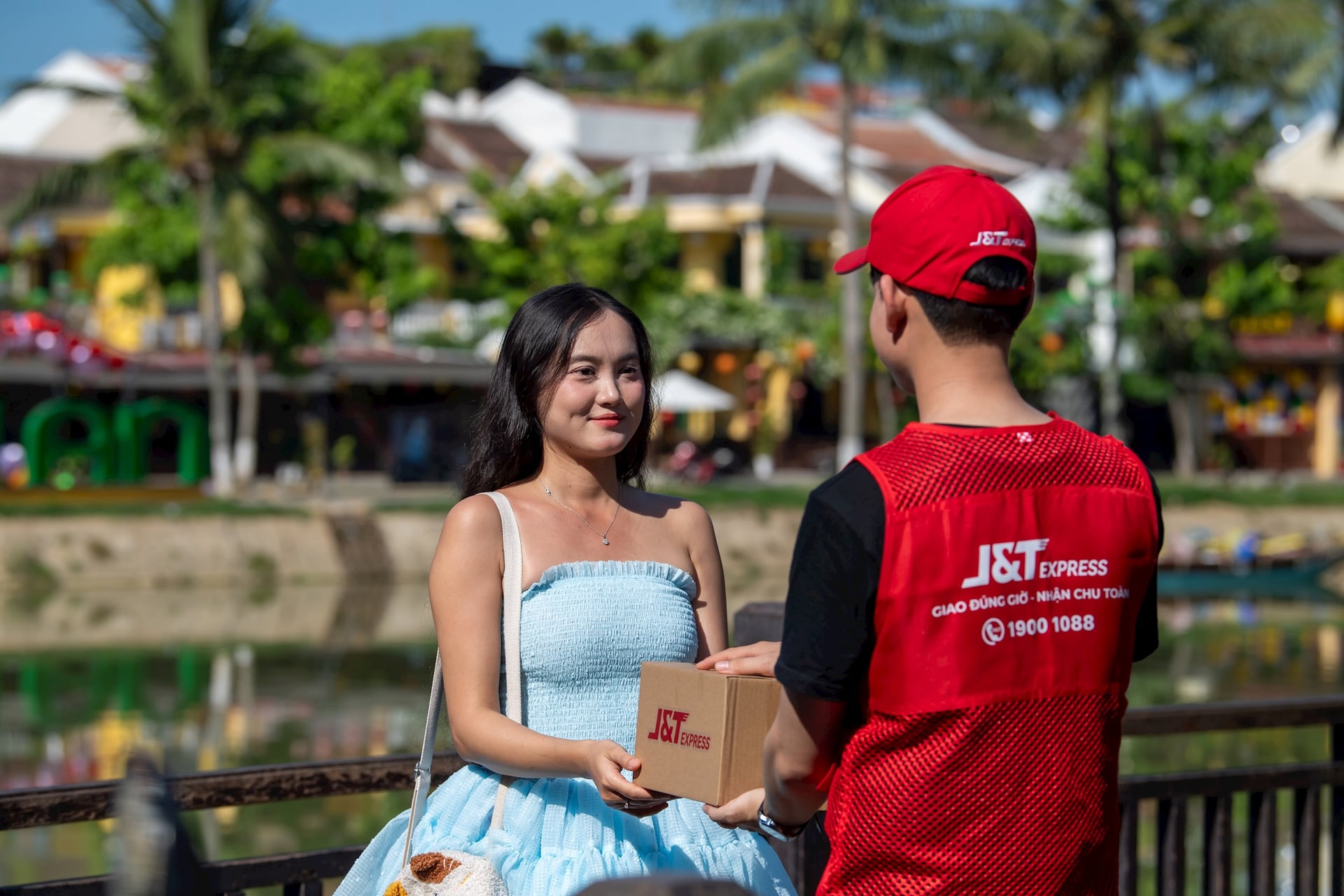 Valentine trong kỷ nguyên số: xa mặt nhưng không cách lòng chỉ với một 'chạm' - Ảnh 1