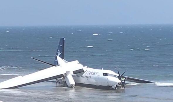 NÓNG: Máy bay chở 55 người gãy cánh, rơi xuống khu vực ven biển - Ảnh 1