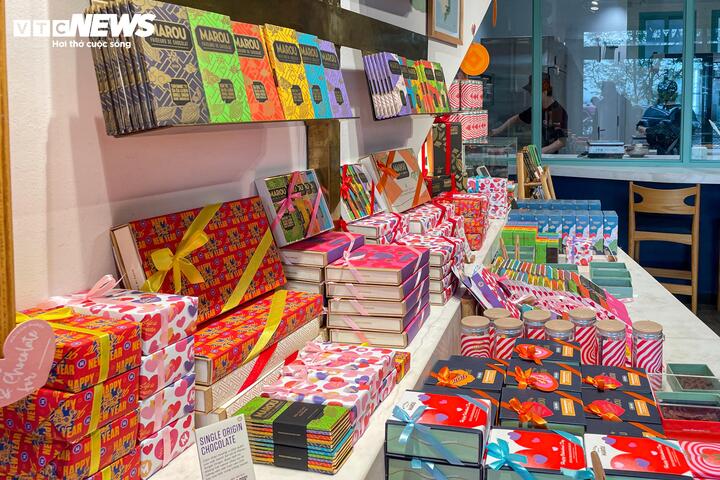 Trùng với Tết Nguyên đán, thị trường Valentine bị lấn át, vắng khách bất ngờ - Ảnh 1