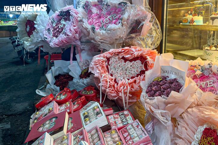 Trùng với Tết Nguyên đán, thị trường Valentine bị lấn át, vắng khách bất ngờ - Ảnh 3