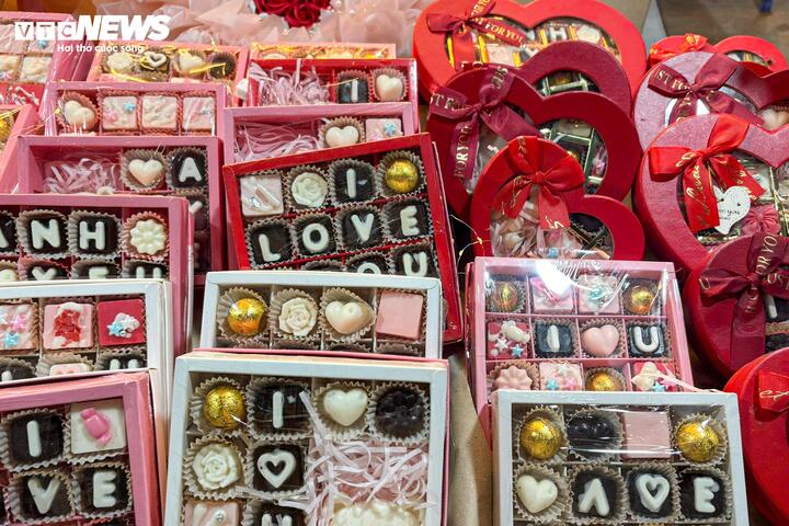 Trùng với Tết Nguyên đán, thị trường Valentine bị lấn át, vắng khách bất ngờ - Ảnh 4