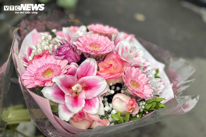 Trùng với Tết Nguyên đán, thị trường Valentine bị lấn át, vắng khách bất ngờ - Ảnh 2