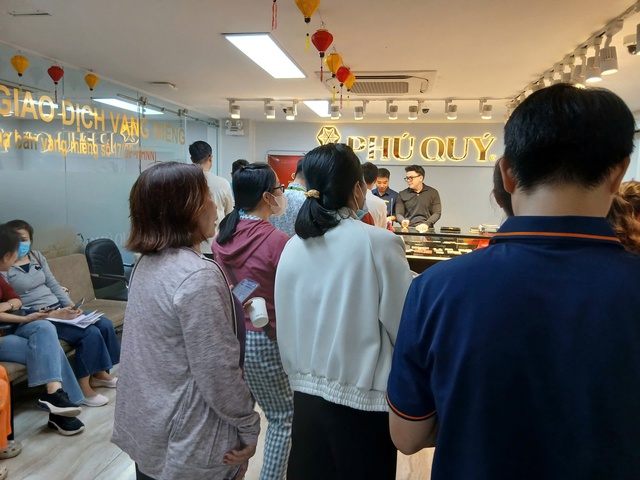 Người dân TPHCM đổ xô mua vàng, bạc, gửi tiết kiệm ngay ngày làm việc đầu năm - Ảnh 2