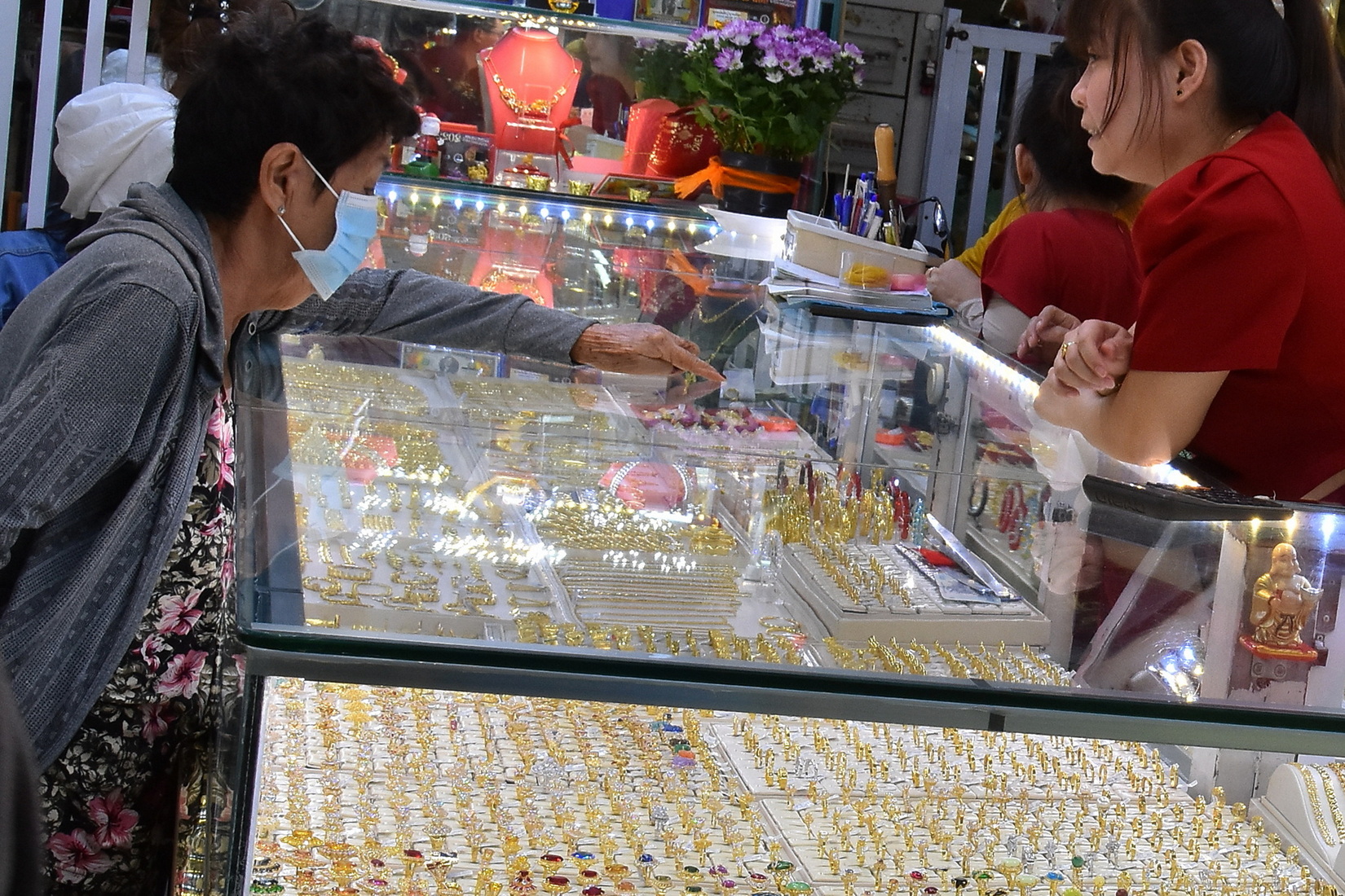 Giá vàng hôm nay 20-2: Tiếp tục đà tăng - Ảnh 1