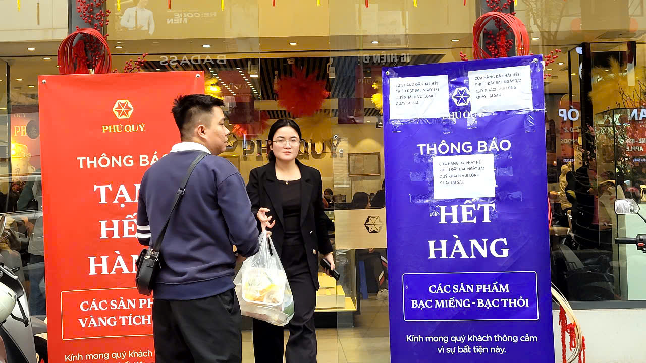 Cửa hàng ra thông báo hết hàng, cả trăm người vẫn ngồi đợi mua vàng, bạc - Ảnh 2