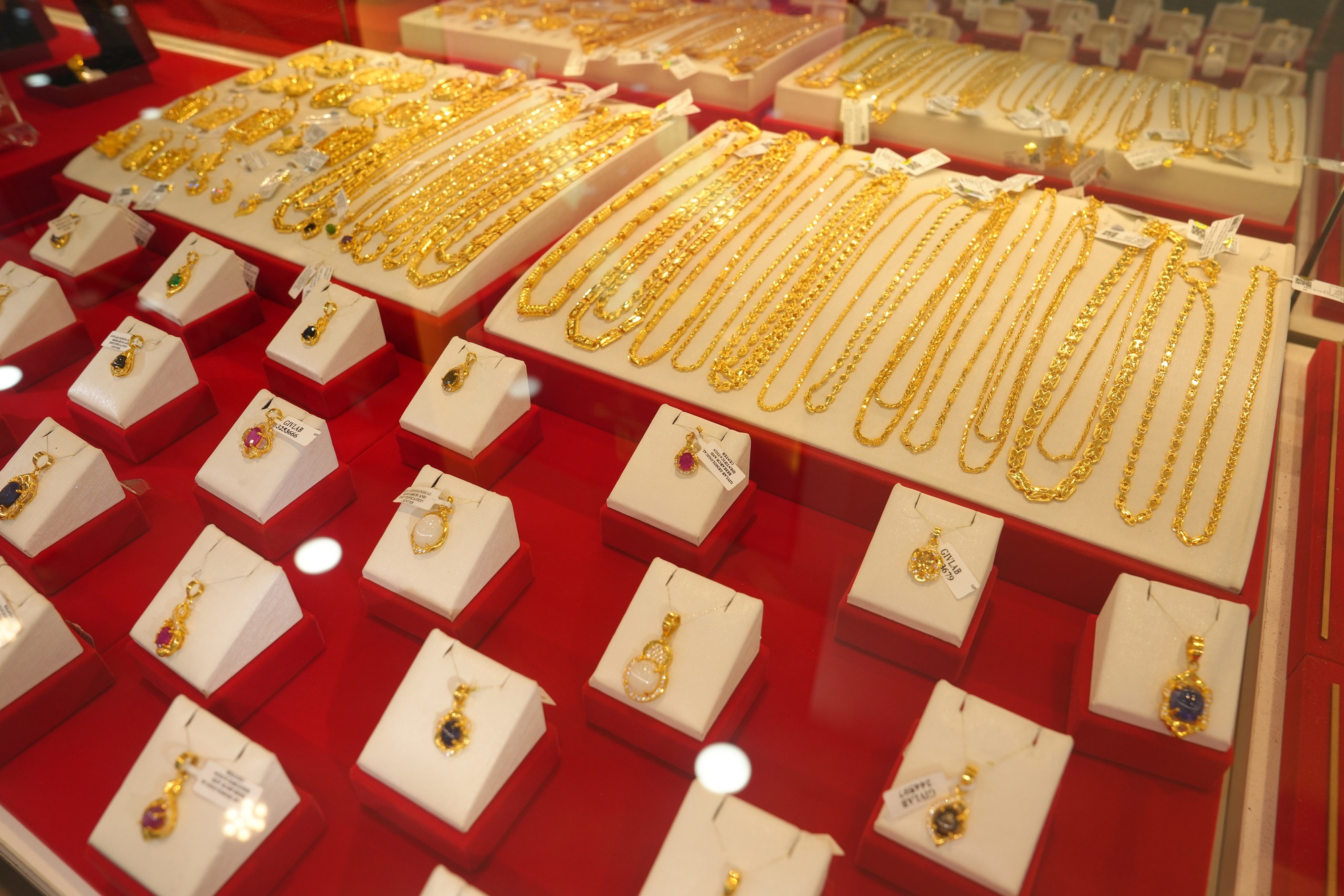 Vì sao giá vàng có đợt giảm mạnh nhất lịch sử? - Ảnh 2