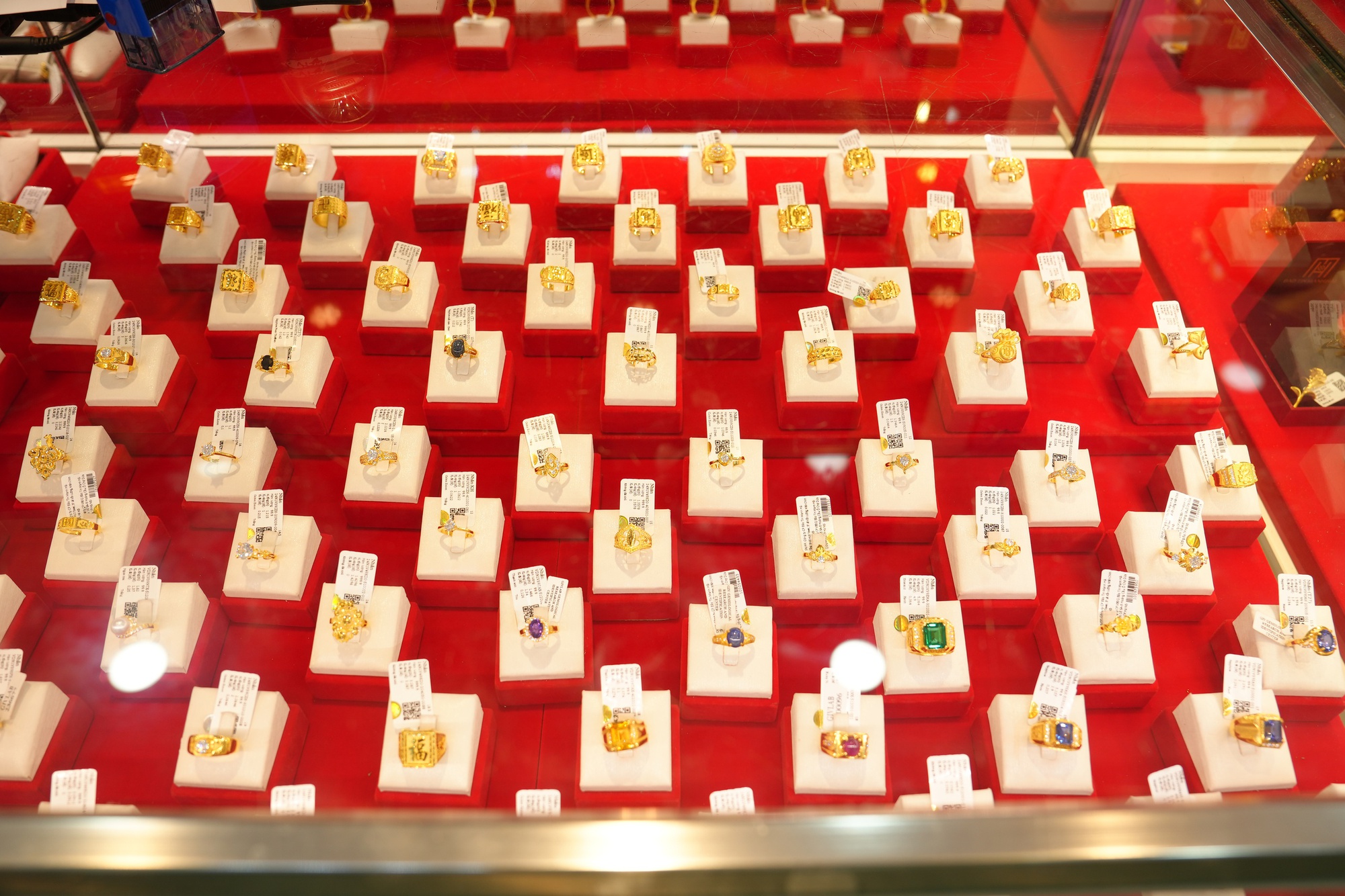 Tối mùng 1 Tết, giá vàng giảm rất mạnh - Ảnh 1