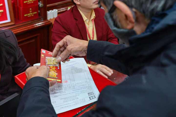 Giá vàng hôm nay 17/2: Quay đầu đi xuống, mất ngưỡng 5.000 USD/ounce - Ảnh 1