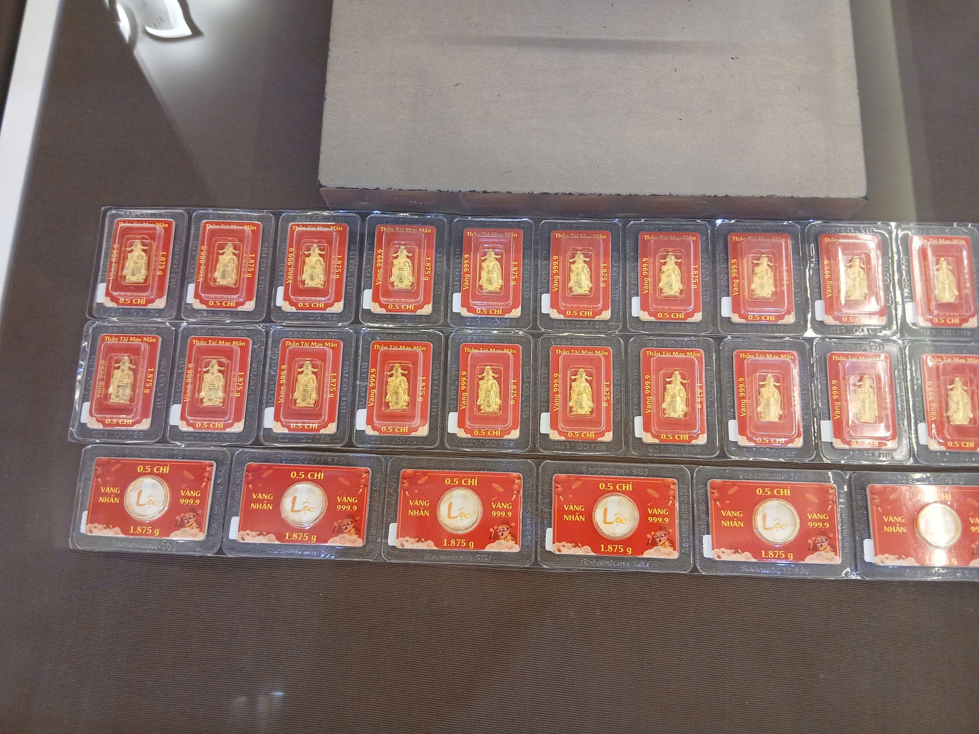 Người dân TPHCM đổ xô mua vàng, bạc, gửi tiết kiệm ngay ngày làm việc đầu năm - Ảnh 1