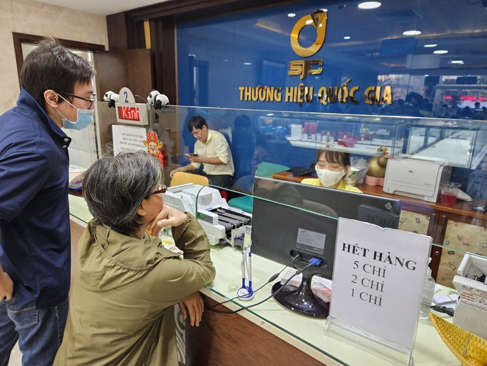 Tối 10-2, giá vàng miếng SJC gây bất ngờ trên thị trường tự do - Ảnh 1