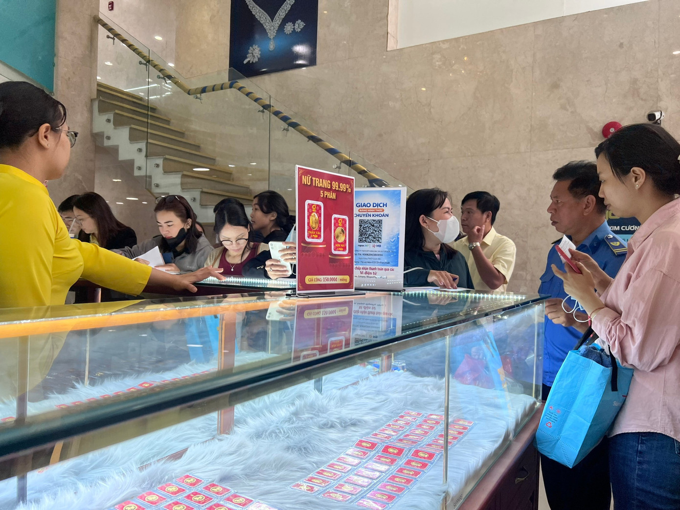 Nhiều người ngỡ ngàng vì mua được vàng quá dễ dàng - Ảnh 2