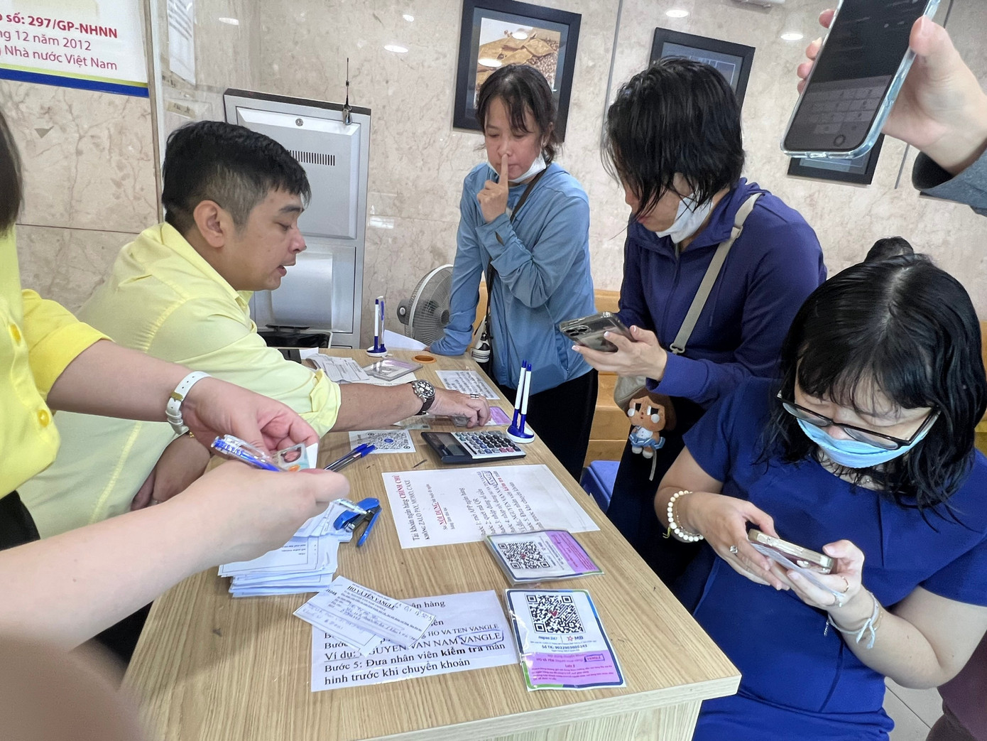 Nhiều người ngỡ ngàng vì mua được vàng quá dễ dàng - Ảnh 3