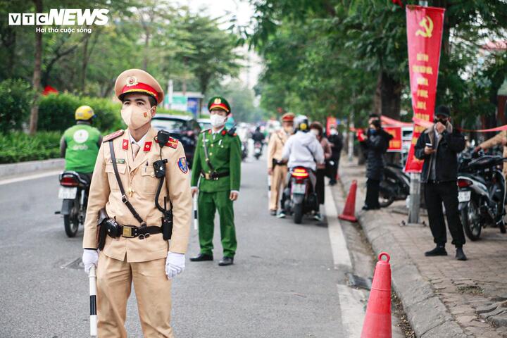 Uống rượu bia rồi dắt xe qua chốt kiểm soát của CSGT có bị phạt? - Ảnh 1