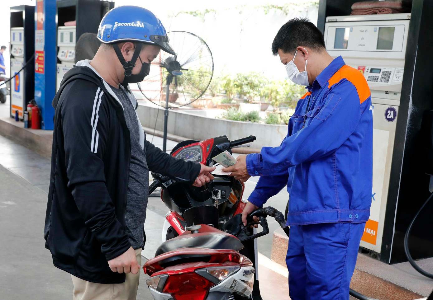 Không để đứt nguồn cung xăng dầu vì căng thẳng Trung Đông - Ảnh 1