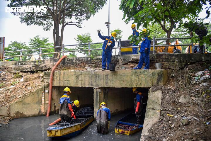 Công nhân ngâm mình trong nước bẩn, nạo vét cống, sông Hà Nội ngày 29 Tết - Ảnh 3
