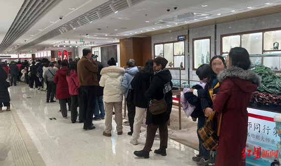 Không riêng Việt Nam, nhà đầu tư ở quốc gia này cũng ồ ạt mang áo ấm xếp hàng từ sáng sớm để mua vàng mua bạc - Ảnh 3