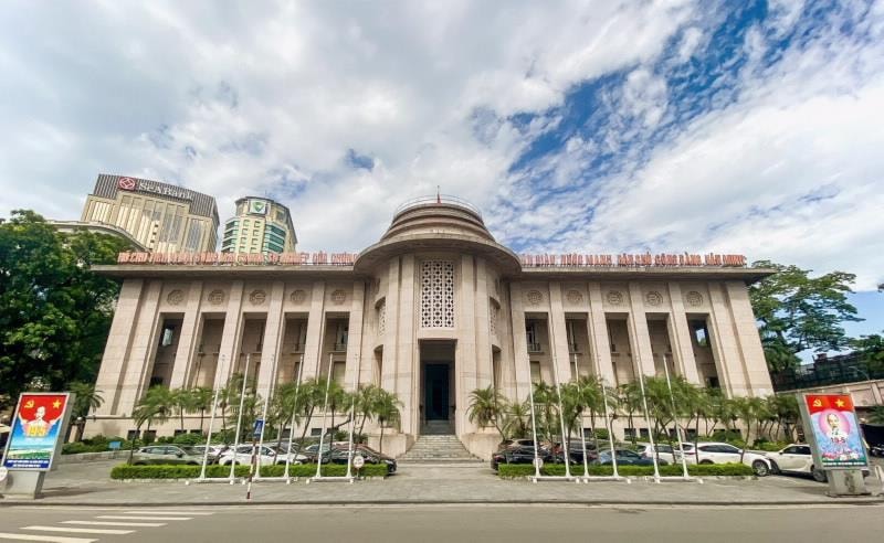 Thị trường tiền tệ tuần qua: NHNN bơm mới cho hệ thống ngân hàng gần 230.000 tỷ, giá đô la tự do tăng nóng - Ảnh 1