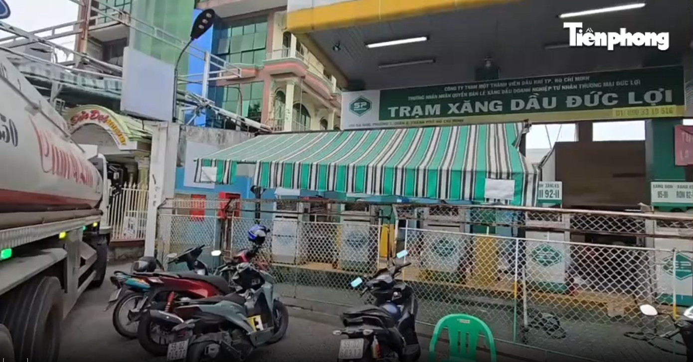 Lật tẩy 'công xưởng' sản xuất xăng RON A95 giả ở TPHCM - Ảnh 1