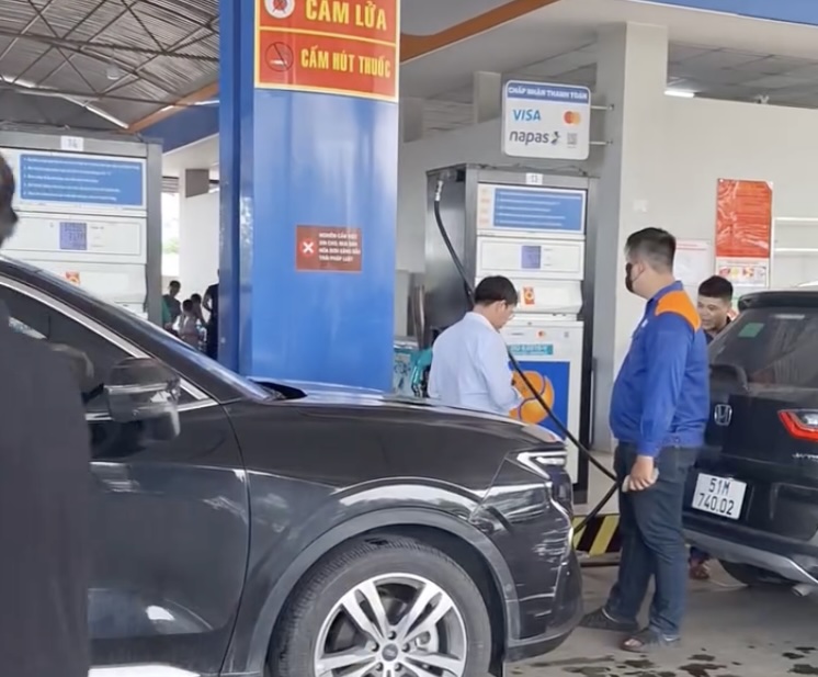 Thực hư cây xăng trên cao tốc chỉ mở 1 vòi để “ép” khách dùng dịch vụ - Ảnh 2