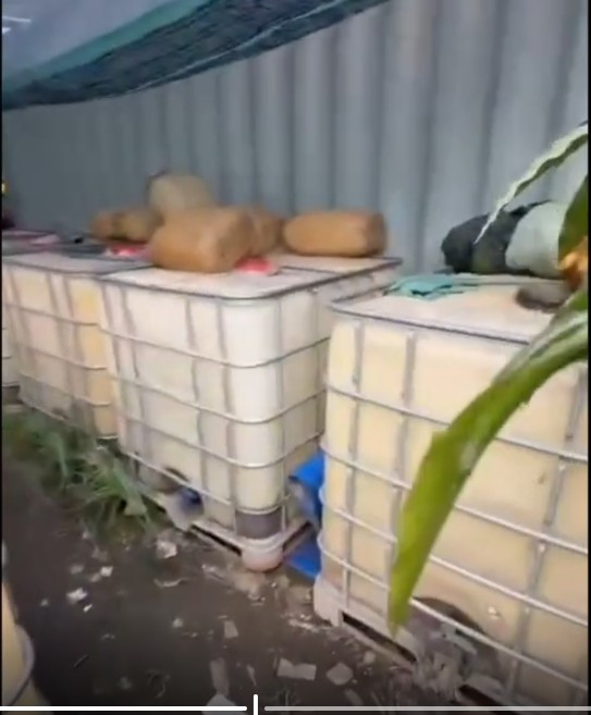 Lật tẩy 'công xưởng' sản xuất xăng RON A95 giả ở TPHCM - Ảnh 7