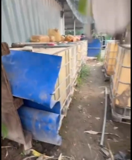 Lật tẩy 'công xưởng' sản xuất xăng RON A95 giả ở TPHCM - Ảnh 6