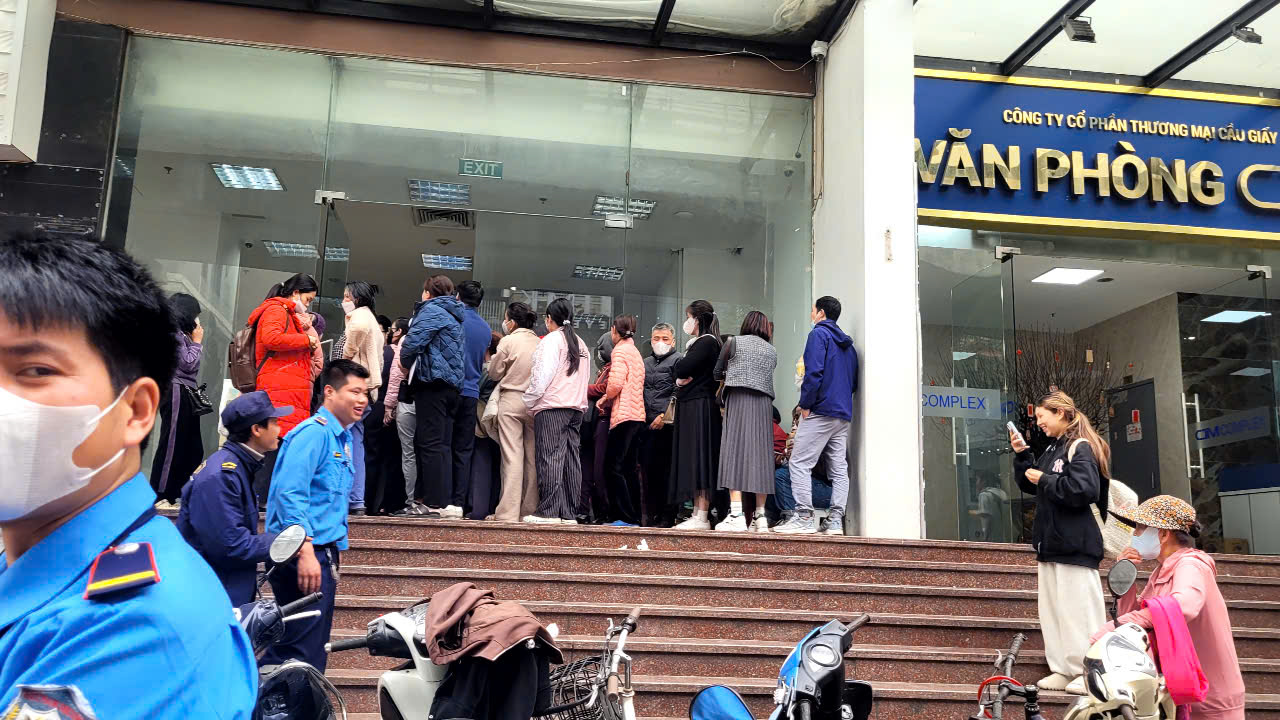 Cửa hàng ra thông báo hết hàng, cả trăm người vẫn ngồi đợi mua vàng, bạc - Ảnh 3