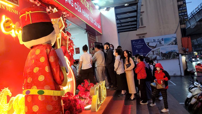 VIDEO: Hàng trăm người đi xếp hàng mua vàng từ nửa đêm - Ảnh 3