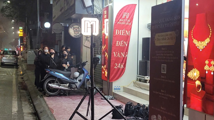 VIDEO: Hàng trăm người đi xếp hàng mua vàng từ nửa đêm - Ảnh 6