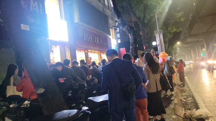 VIDEO: Hàng trăm người đi xếp hàng mua vàng từ nửa đêm - Ảnh 4