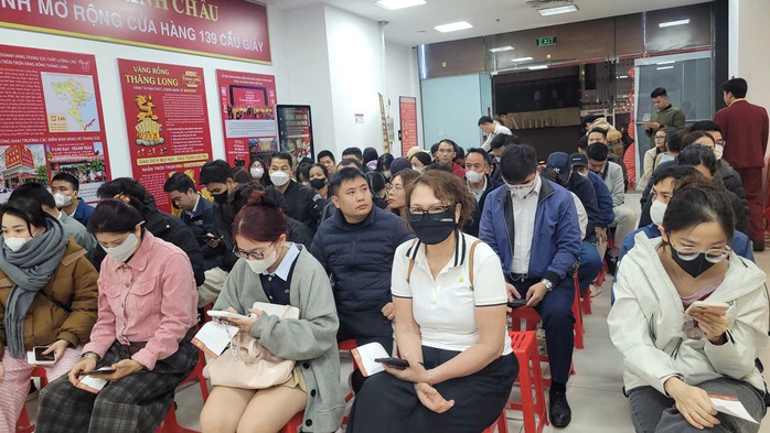 VIDEO: Hàng trăm người đi xếp hàng mua vàng từ nửa đêm - Ảnh 5