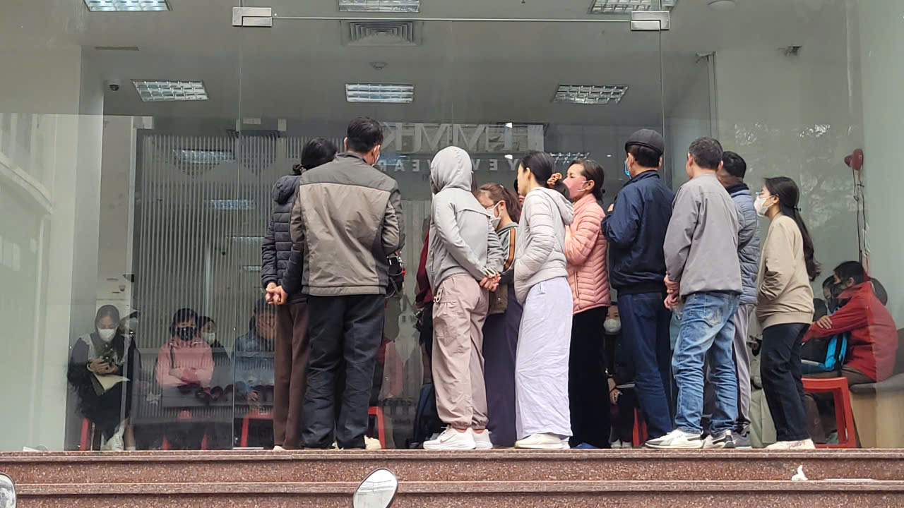 Cửa hàng ra thông báo hết hàng, cả trăm người vẫn ngồi đợi mua vàng, bạc - Ảnh 5